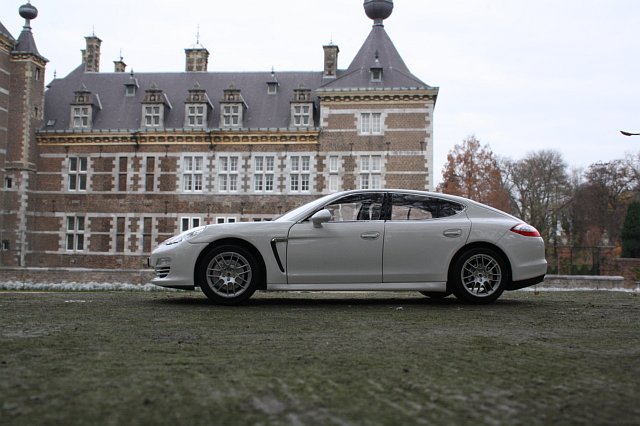 porsche panamera turbo blanche